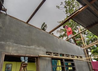 Kepala Desa Wono Sari memberi bantuan bencana puting beliung di Dusun 16