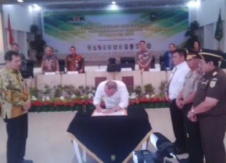 PLT Gubernur Dan Bupati Riau Tanda Tangani MOU Pencegahan Korupsi Diriau Dengan KPK