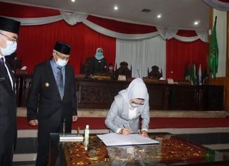 MY Dengarkan Pendapat Akhir Fraksi – Fraksi Terhadap 9 Raperda