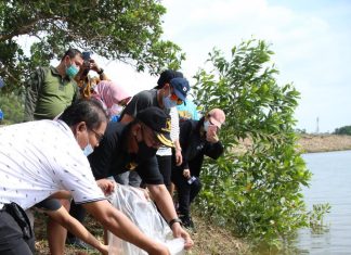 Jaga Ekosistem Waduk, Wakil Kepala BP Batam Tebar Benih Ikan di Waduk Sei Ladi
