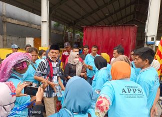 Ida Yulita SusantI Anggota DPRD Kota Pakambaru di sambut baik pedagang pasar