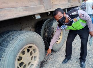 Truk Fuso Bermuatan TBS Lindas Sepeda Motor, Pasutri Meregang Nyawa