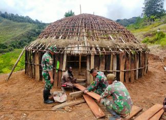 Wujud Cinta Prajurit 412 Kostrad Kepada Warga Pedalaman Papua