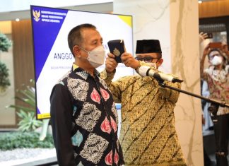 Menteri Koordinator Bidang Perekonomian Airlangga Hartarto Lantik Wan Darussalam Sebagai Anggota Bidang Pengusahaan BP Batam