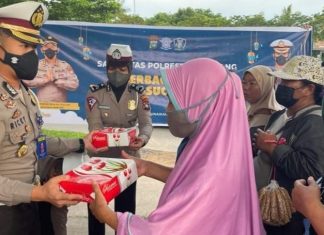 Satlantas Polresta Barelang Berbagi Sambut Hari Lebaran 2022