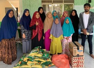 PS Store Batam Bagi-bagi Ribuan Takjil dan Sembako