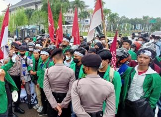 Mahasiswa Batam Unras di Area Jalan Engku Putri