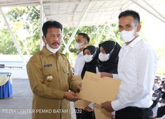 Wako Batam Serahkan 653 SK Pegawai Pemerintah