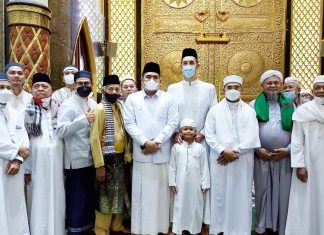 Plt Bupati Roby dan Istri Sholat Idul Fitri di Masjid Raya Nurul Iman Kijang