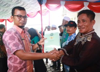 Asisten I Pemkab Karimun Hadiri Penyerahan Sertifikat PTSL di Parit Benut