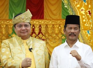 Resmikan Masjid Tanjak, Menko Airlangga disambut Tepuk Tepung Tawar