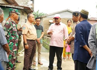 Tinjau Lokasi Banjir, Bupati Karimun Salurkan Bantuan kepada Warga Terdampak