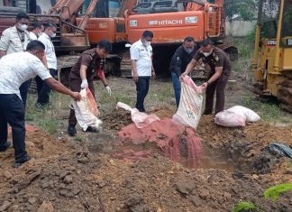 Kejaksaan Negeri Pelalawan Musnahkan Barang Bukti Tindak Pidana Umum Dalam Rangka Hari Bhakti Adhyaksa ke-62
