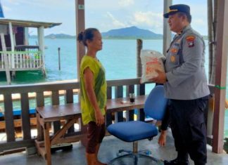Polisi Salurkan Bantuan Beras hingga ke Pulau-pulau
