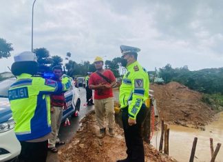 Luar Biasa! Batam Diguyur Hujan Deras Kasat Lantas Polresta Barelang dan Anggota Tetap Atur Lalin