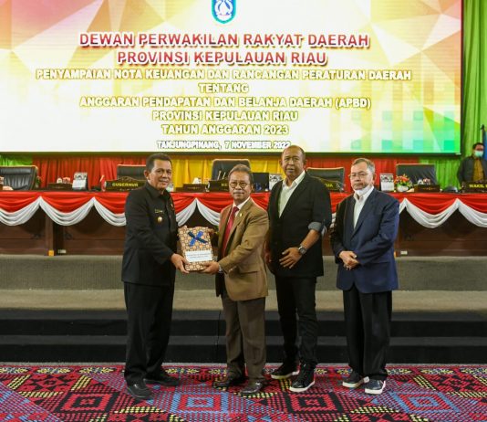 Gubernur Ansar Sampaikan Nota Keuangan dan Ranperda APBD Provinsi Kepulauan Riau Tahun Anggaran 2023 di gedung DPRD Kepri