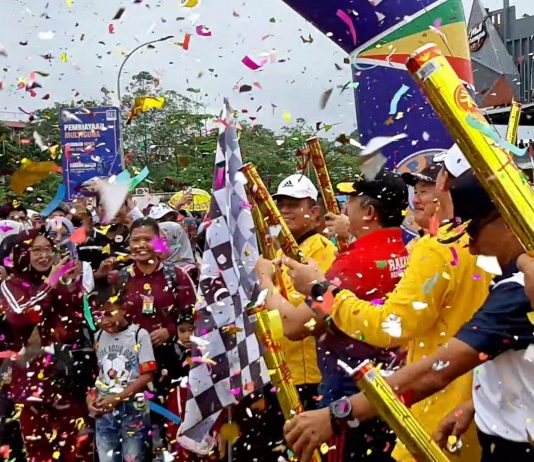 Para Guru dan Pelajar Rebutan Berfoto Bersama Gubernur