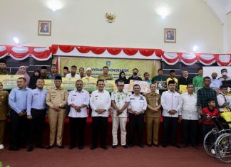 Gubernur Ansar Serahkan Bantuan Untuk Mubaligh, Hibah Hingga Lahan Bandara RHA di Karimun