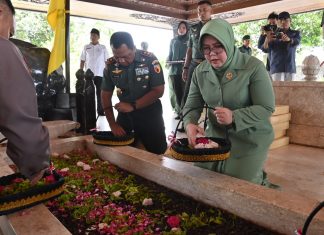 Berkunjung ke Kabupaten Blitar, Pangdam V/Brawijaya Bersama Ketua Persit KCK PD V/Brawijaya Beri Pembekalan Istri Prajurit Hingga Ziarah Ke Makam Bung Karno