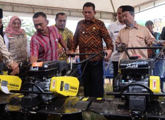 Gubernur Ansar Serahkan Bantuan Alat Alat Pertanian di Tembesi Kota Batam
