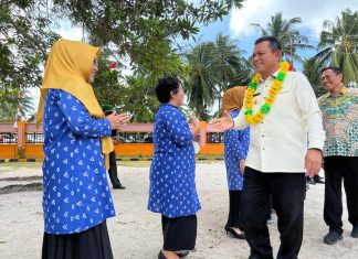 Gubernur Bersama Ketua Komisi 4 DPRD Kepri Serahkan SK PTK Non ASN di Kabupaten Natuna