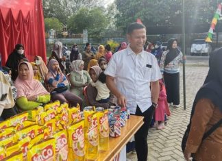 Pagan Murah DKPTPH Pelalawan, PT Musim Mas Salurkan 3 Ton Minyak Goreng