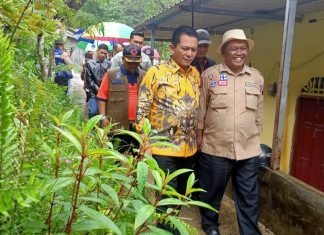 Ansar Serahkan Bantuan Kepada Korban Tanah Longsor di Kampung Tiban Lama Batam