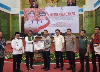 Bupati Zukri Berikan Penghargaan CSR Kepada PT Musim Mas Bupati Pelalawan H Zukri Pelalawan melaksanakan musrembang