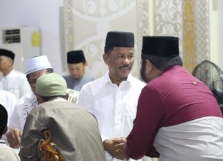 Tarawih Perdana, Kepala BP Batam Ingatkan Masyarakat Jaga Kekompakan dan Toleransi Selama Bulan Ramadan Kepala BP Batam Muhammad Rudi Tarawih bersama masyarakat batam
