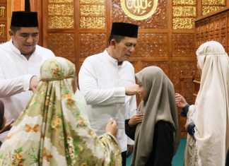 Nyebrang ke Desa Kelong, Gubernur Ansar Taraweh di Masjid Al Maruf