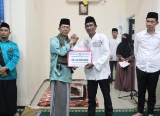 Amsakar Achmad melakukan Safari Ramadhan ke Musholla Baitul Makmur Kavling Bukit Makmur Tanjung Sengkuang