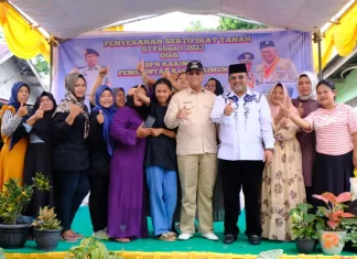 Bupati Karimun Serahkan Sertifikat Tanah kepada Warga di Gang Perdamaian