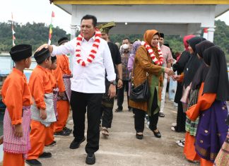 Gubernur Ansar Serahkan Bantuan RT, RW, Posyandu, BPD, dan Penyuluh Agama di Kecamatan Senayang
