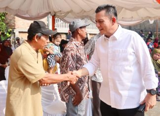 Gubernur Ansar Serahkan Bantuan Sosial Untuk Warga Tanjung Unggat