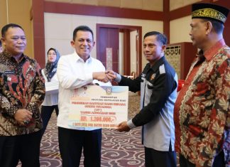 Gubernur Ansar Serahkan Berbagai Bantuan dan Insentif untuk Masyarakat Tanjungpinang