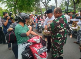 Wakil Wali Kota Tanjungpinang, Endang Abdullah, S.Kp.,M.Si.,turut menghadiri dan ikut berbagi takjil gratis