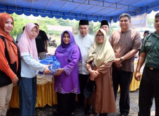 Wali Kota Tanjungpinang, Hj. Rahma, S.Ip.,MM., menyalurkan paket 13 ribu bingkisan pada masyarakat tidak mampu