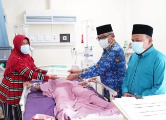 Sekda Kota Batam Serahkan Bantuan Berobat dan Korban Kebakaran