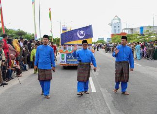 pawai taaruf Seleksi Tilawatil Qur’an dan Hadits (STQH) X tingkat Provinsi Kepri di Karimun