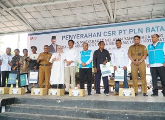 PLN Batam Serahkan Bantuan Paket Sembako untuk Nelayan Tradisional Kota Batam