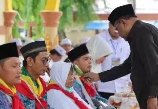 Lepas Keberangkatan 145 CJH asal Karimun, Bupati: Semoga Ibadah Hajinya Dilancarkan