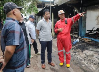 Rudi Tinjau Langsung Lokasi Kebakaran Pulau Buluh, Sampaikan Rasa Prihatin Sekaligus Ulurkan Bantuan