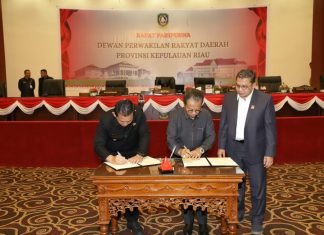 Ketua DPRD Kepri Memberikan Laporan Akhir Banggar DPRD Provinsi Kepri Terhadap Ranperda LPP-APBD Provinsi Kepri
