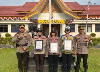 Kapolres Pelalawan Berikan Rewards Kepada Tiga Orang Personel Berprestasi