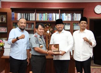 Kepala Imigrasi TPI Batam mendapat hadiah Cindera Mata , dari Nuryanto Ketua DPRD Batam