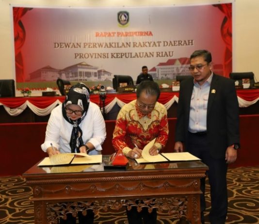 Pimpinan DPRD Kepri Tandatangani Nota Kesepakatan KUA-PPAS Perubahan APBD 2023