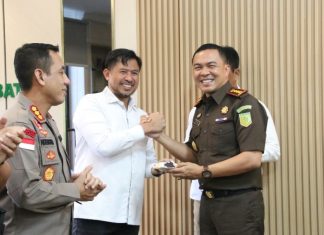 Bersama FKPD, Nuryanto Ketua DPRD Beri Kejutan Kue Ulang Tahun ke Kajari Batam