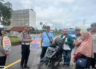 Genangan Banjir Jalintim Sumatera, Sat Lantas Polres Pelalawan lakukan Cooling System Berikan Pelayanan Pada Masyarakat