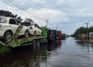 Banjir Jalintim Sumatera, Warga Keluhkan Jasa Tarif Upah Gendong Towing