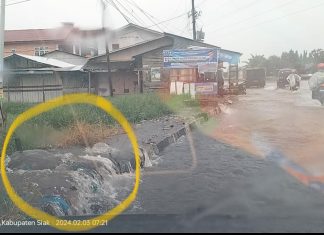 Drainase tersumbat Sampa Masyarakat Air meluap Sepanjang Jalan Kilometer Tiga Warga Mengeluh